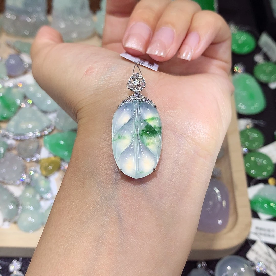 翡翠18K金镶嵌颈饰叶子