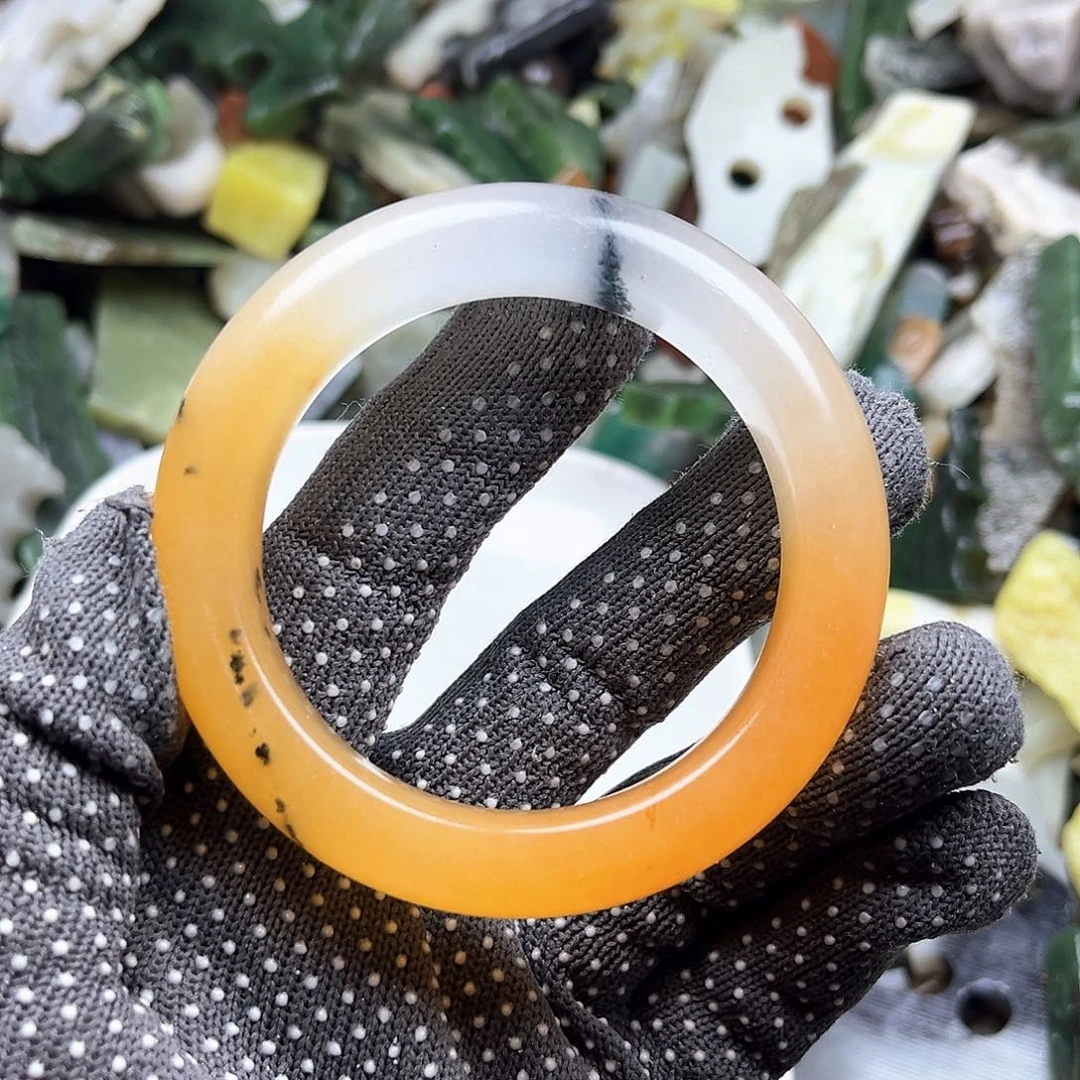 未镶嵌石英质玉（黄龙玉）颈饰