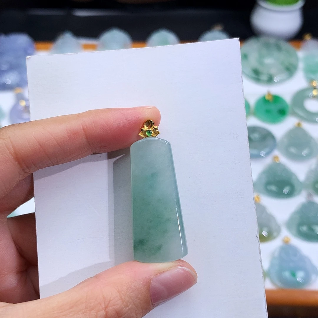 翡翠18K金镶嵌颈饰翡翠吊坠