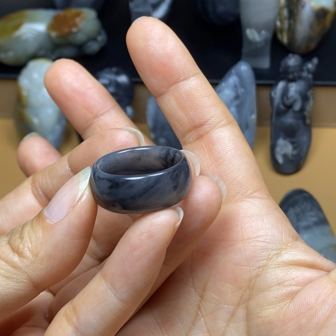 颈饰未镶嵌和田玉在****里