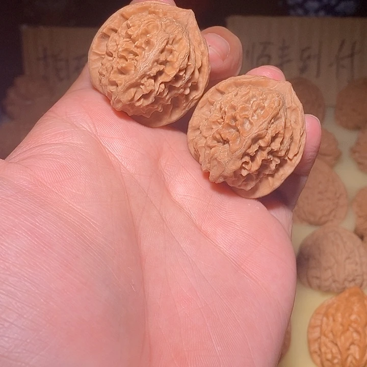 文玩核桃手把件珊瑚马蹄