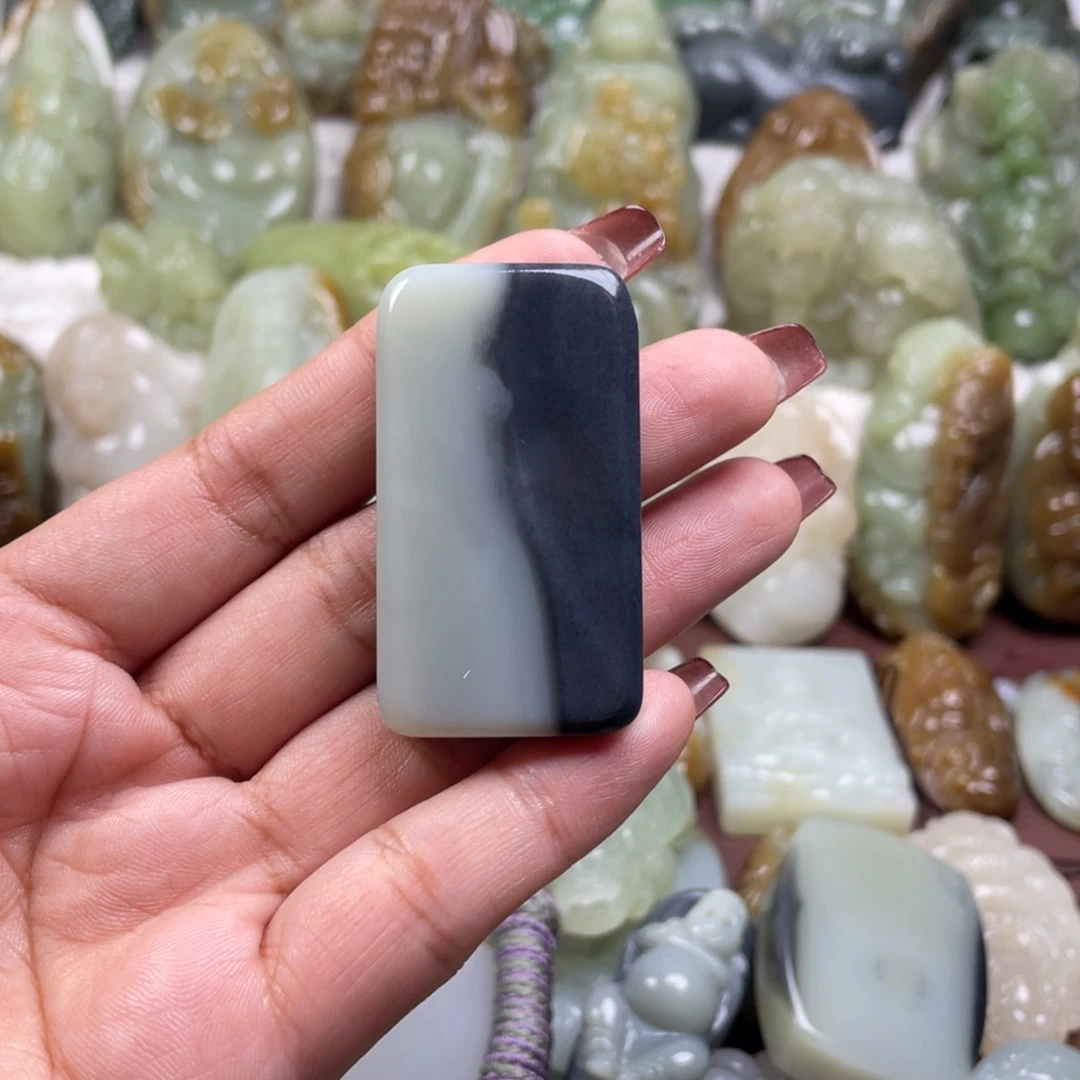 热***の和田玉未镶嵌颈饰