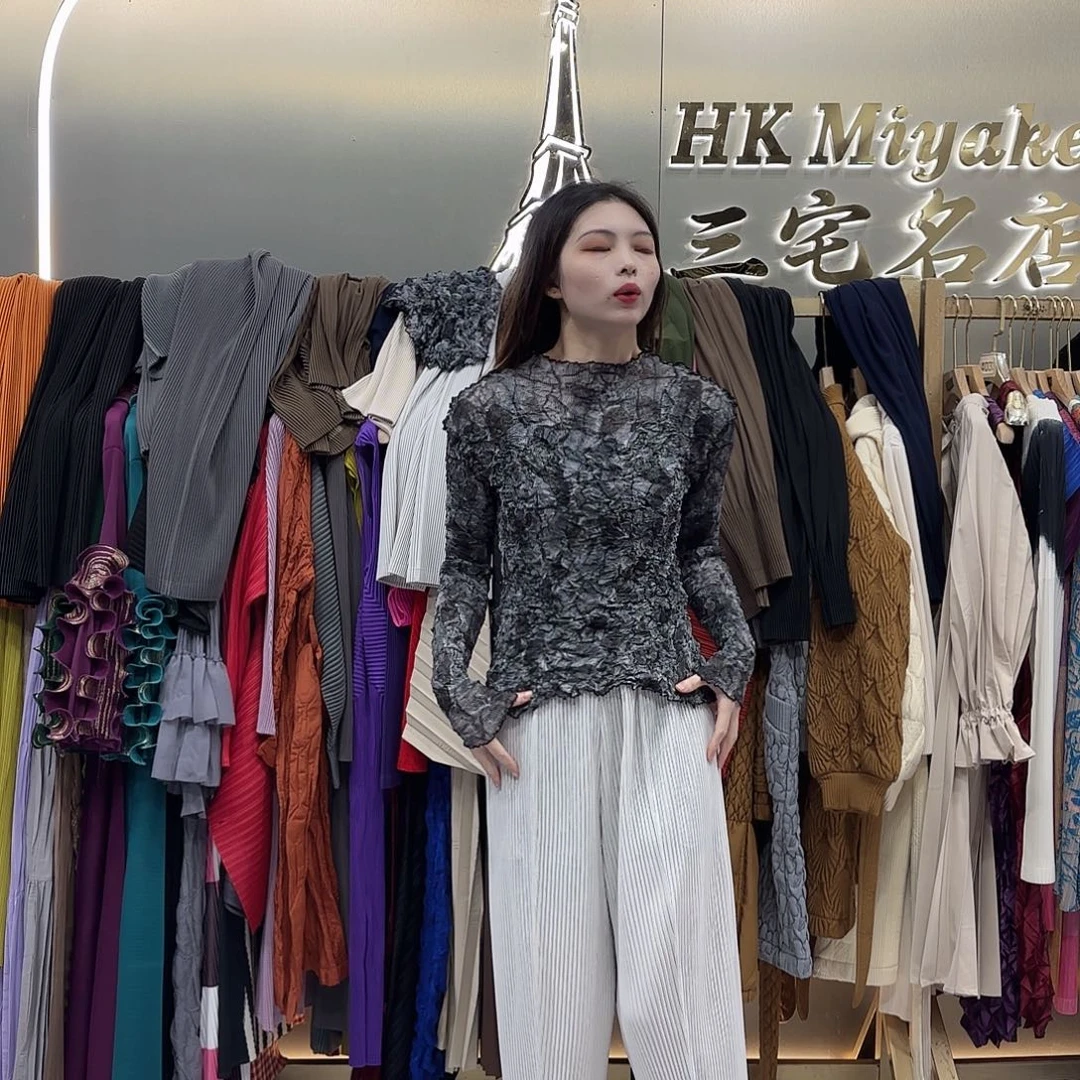 套头款黑色乱褶上衣