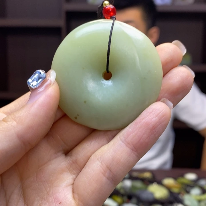 用***.蛇纹石玉未镶嵌颈饰