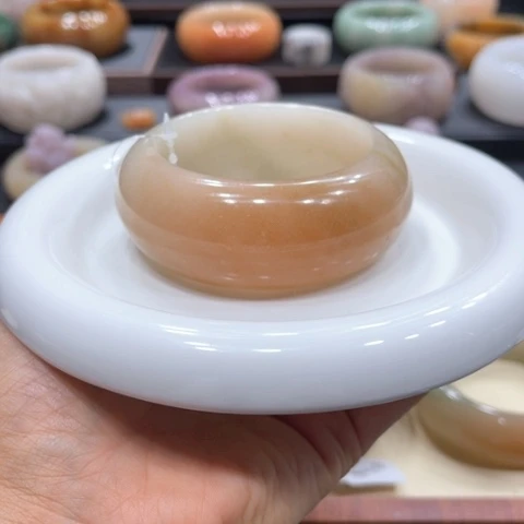 未镶嵌手镯石英质玉