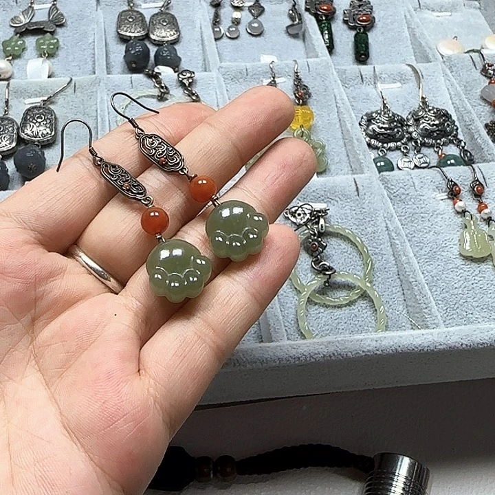 丫***子和田玉未镶嵌耳饰