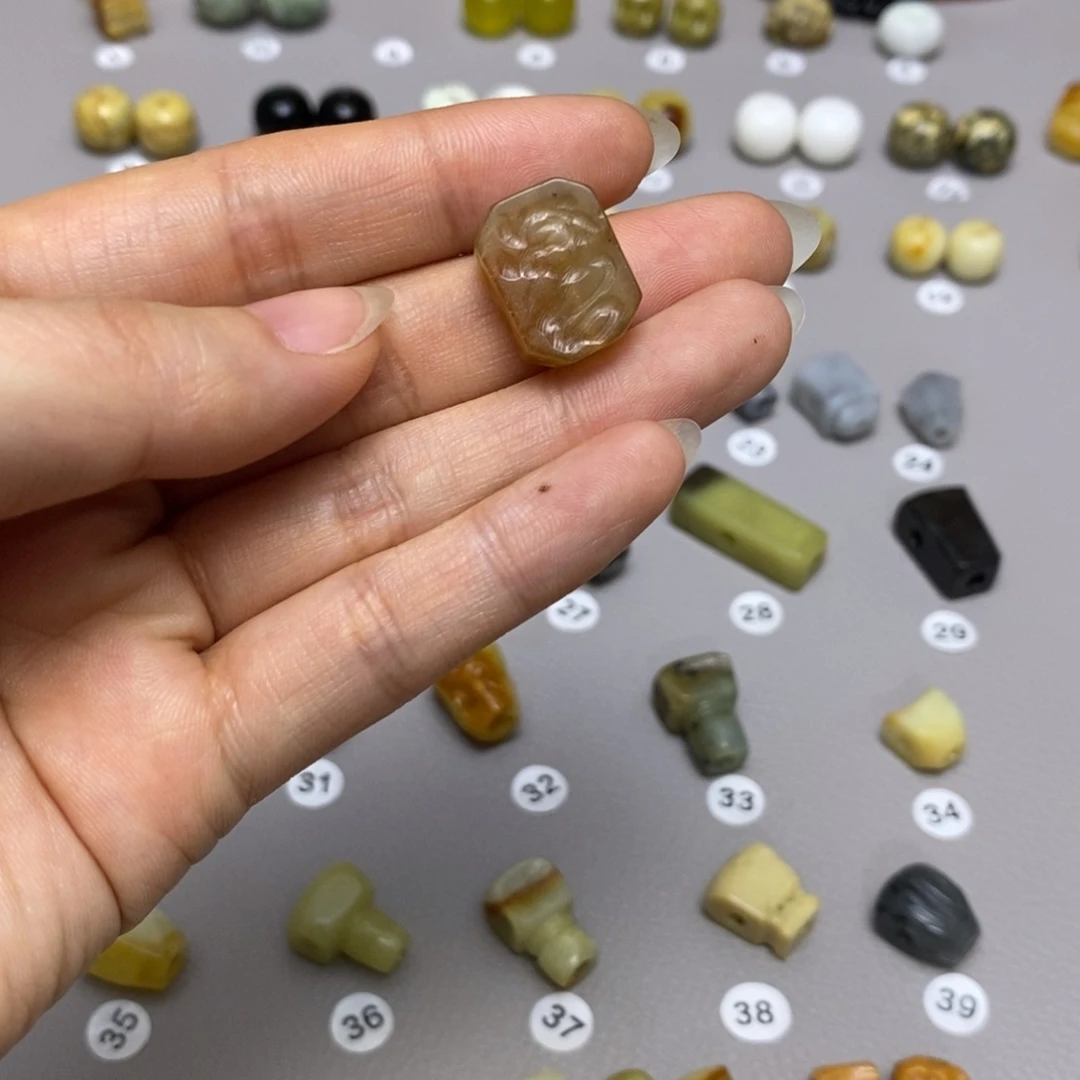 蛇纹石玉配饰合金大**周