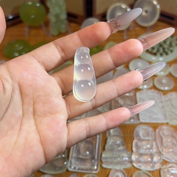 未镶嵌蛇纹石玉岫玉白冰挂件福豆