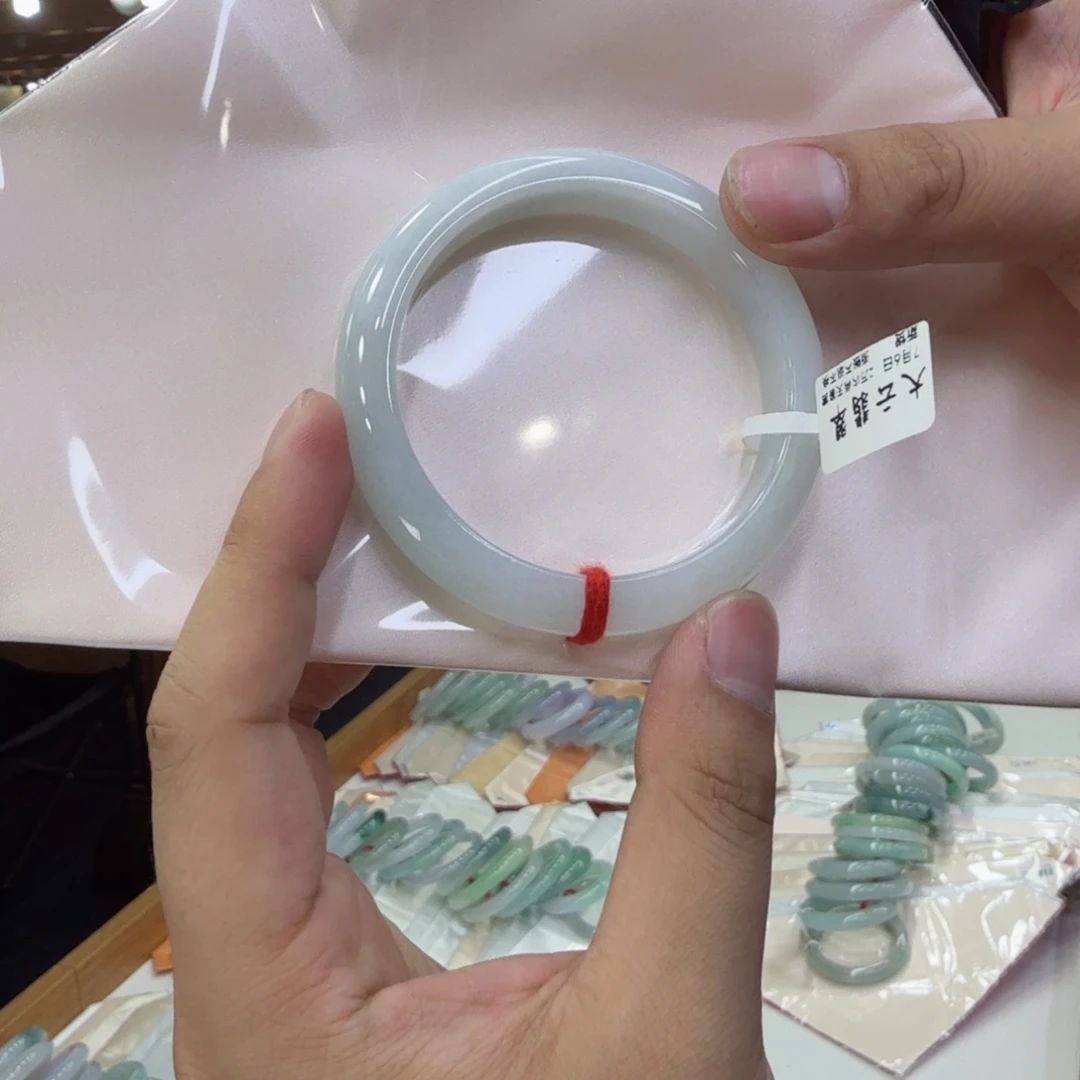 翡翠手镯未镶嵌翡翠