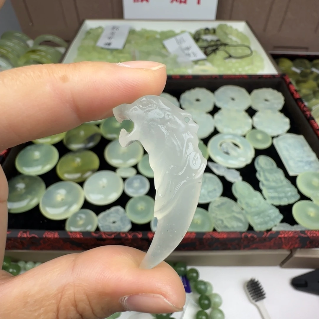 蛇纹石玉未镶嵌颈饰