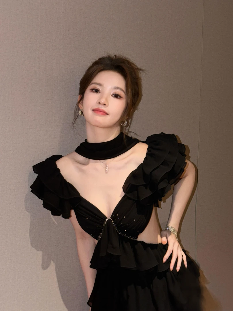 2026年春季新款设计感小众碎钻腰部镂空黑色轻礼服裙连衣裙长裙女