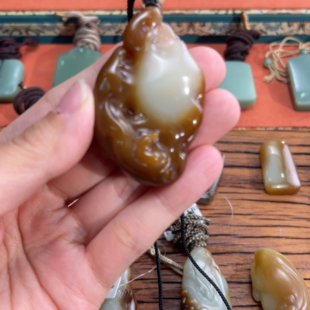 和田玉颈饰未镶嵌、**俗