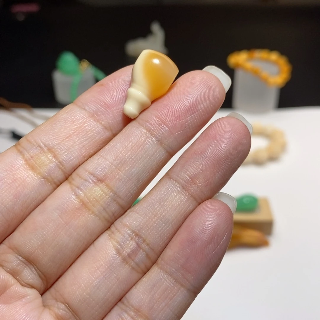 石英质玉（缅黄）未镶嵌珠宝奇石三通