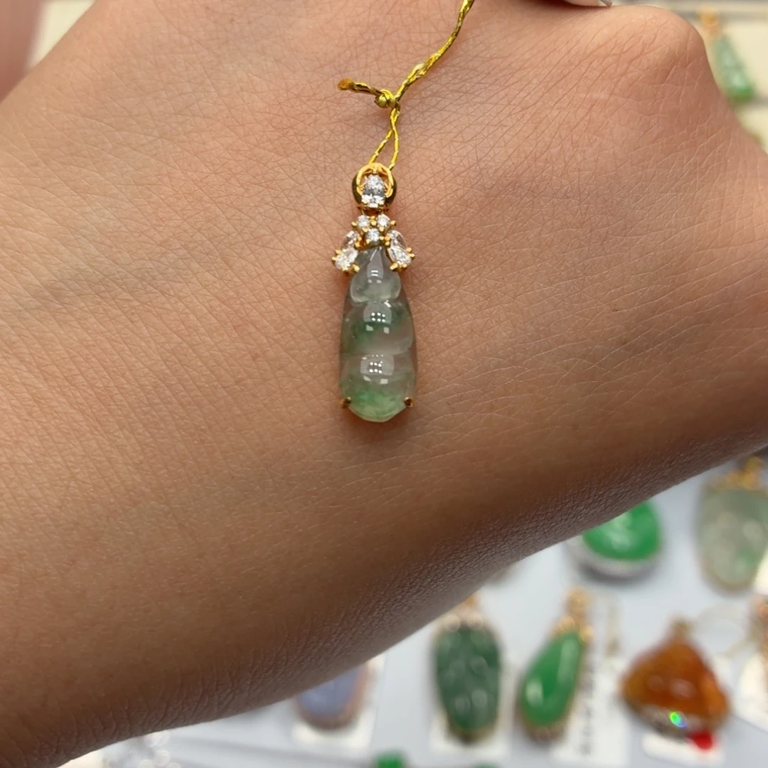 翡翠18K金镶嵌颈饰