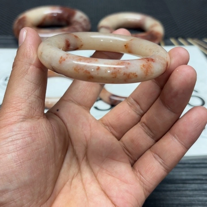 哦***咯石英质玉未镶嵌手镯