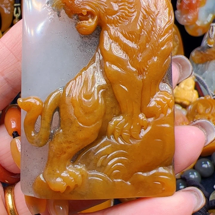 根***艺未镶嵌石英质玉（黄龙玉）笔搁