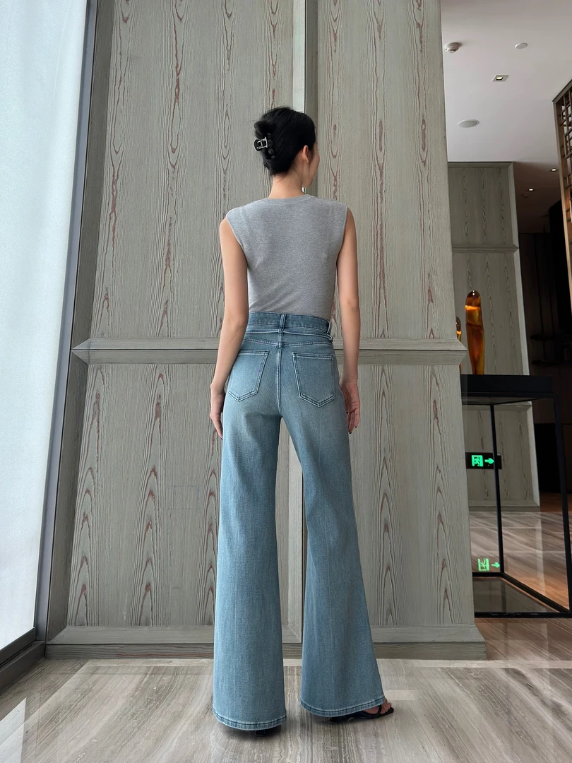 2025女士高腰显瘦宽松浅蓝色不贴腿微喇弹力牛仔裤春季新款