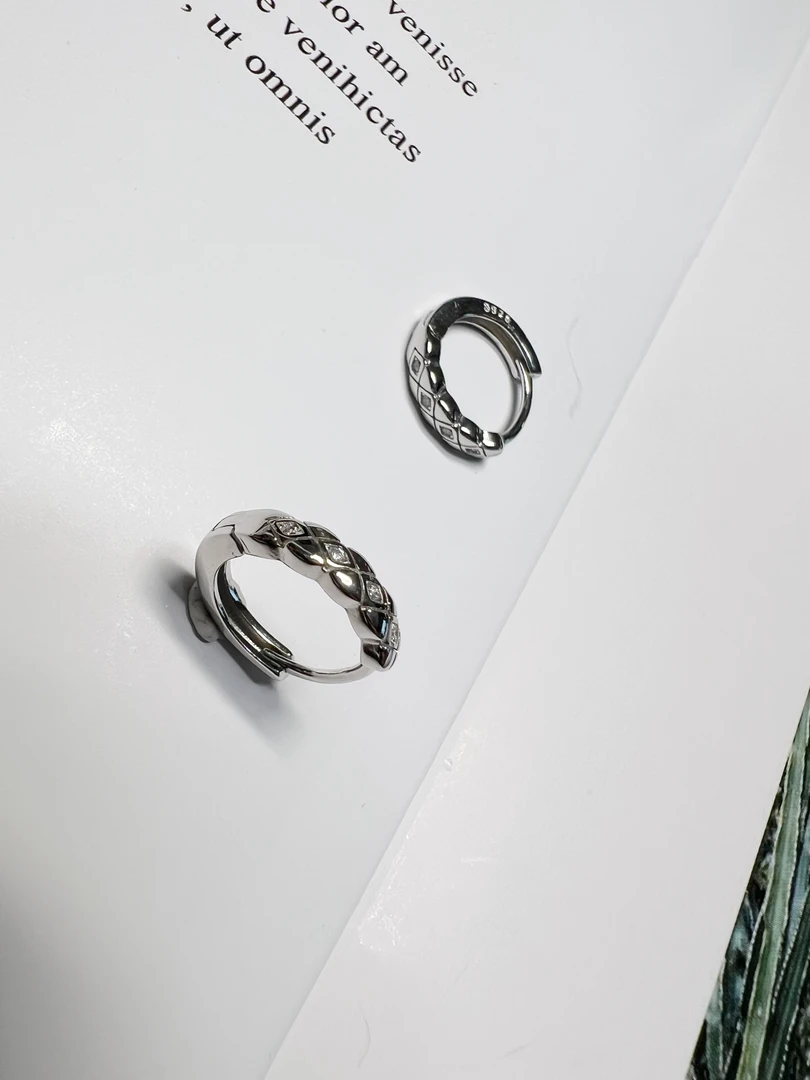 925银合成锆石耳饰 精工时尚百搭电白ins菱形格合成锆石银耳饰