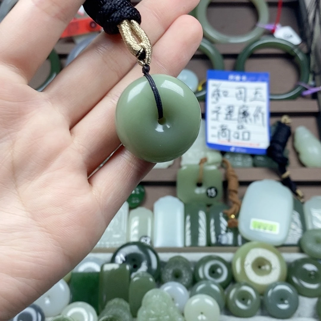 和田玉未镶嵌颈饰平安扣