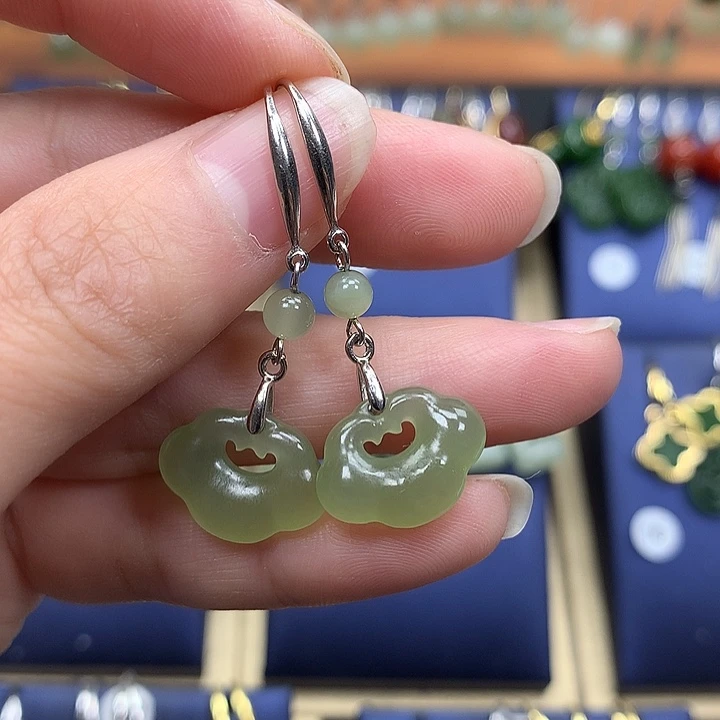 和田玉银S925镶嵌耳饰如意锁晴水色16左右