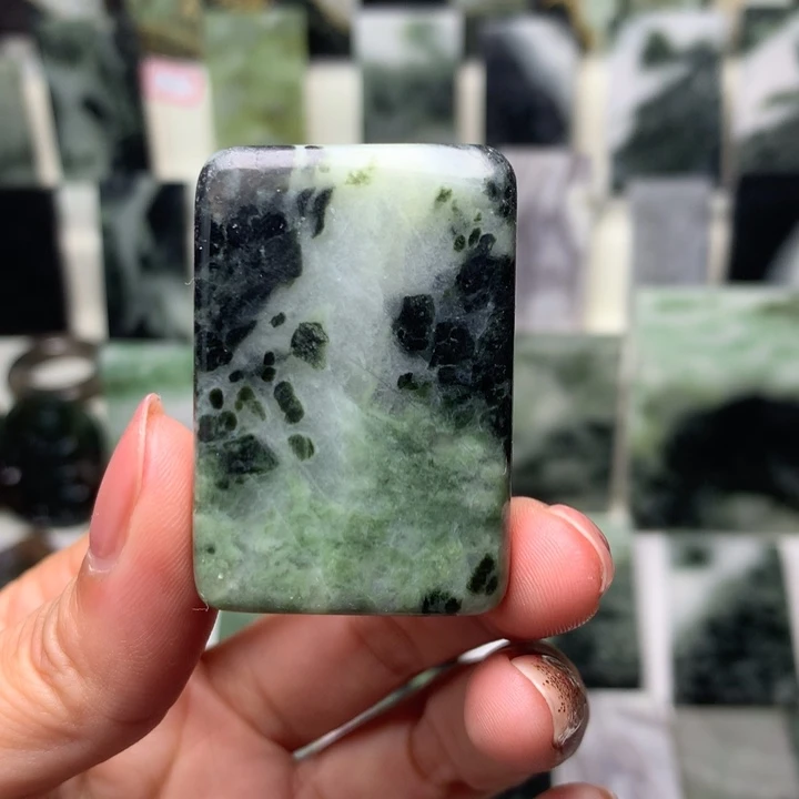 独山玉颈饰未镶嵌