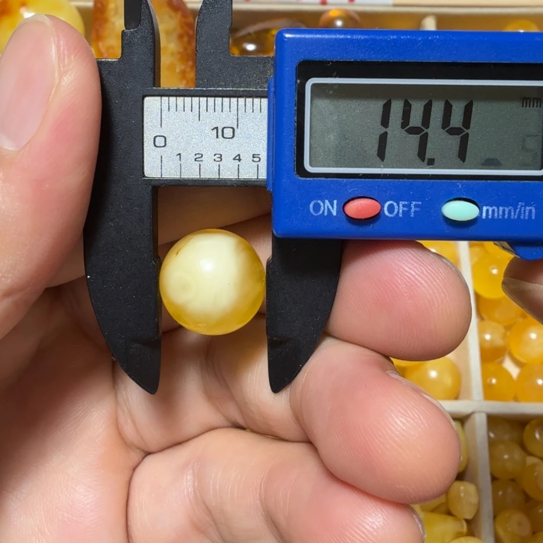 裸石琥珀未镶嵌成品