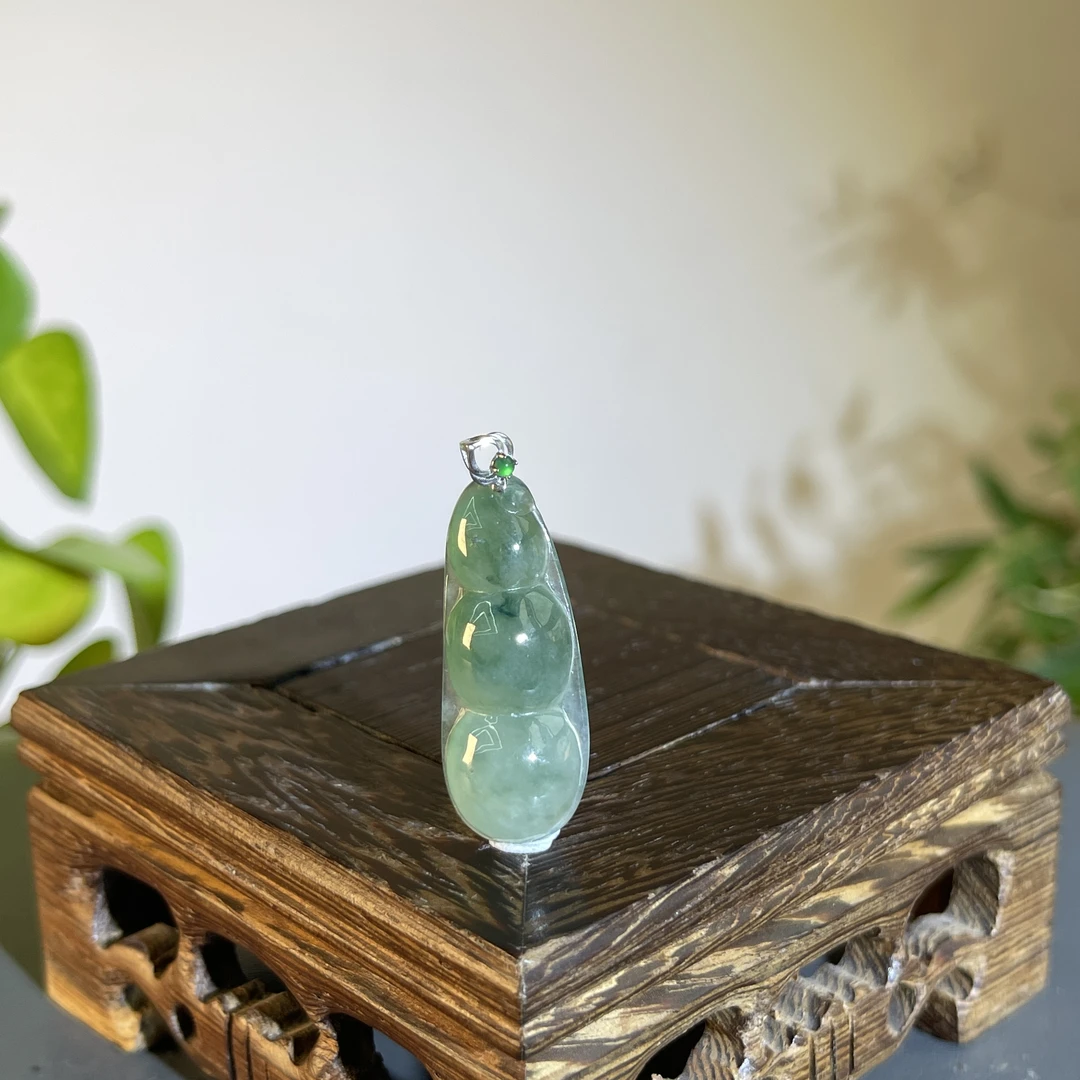 JTB05-41 天然缅甸A货翡翠  18K扣福豆