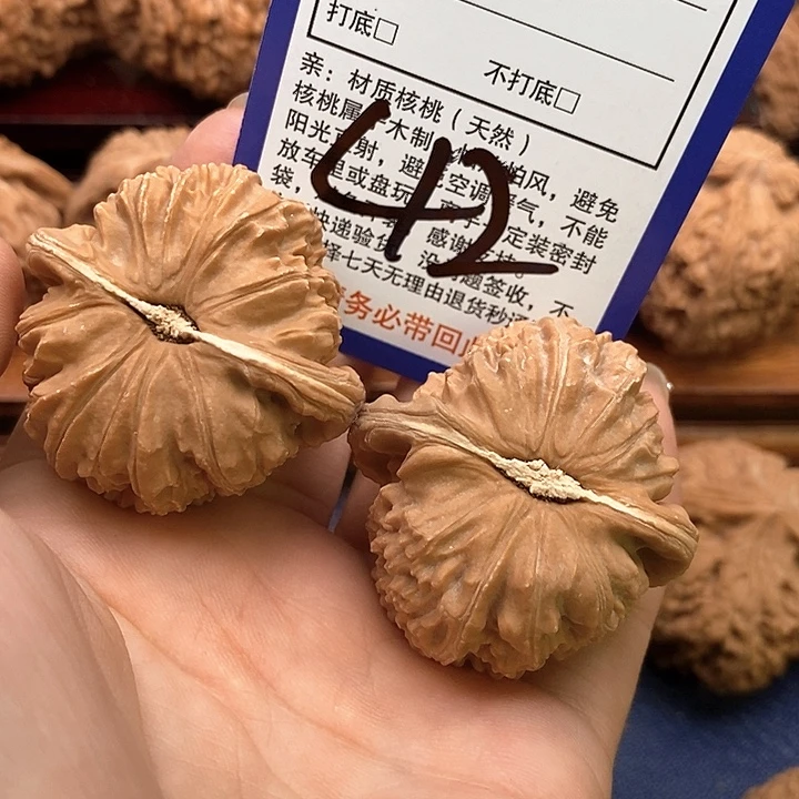 吊坠桃核白狮子头42