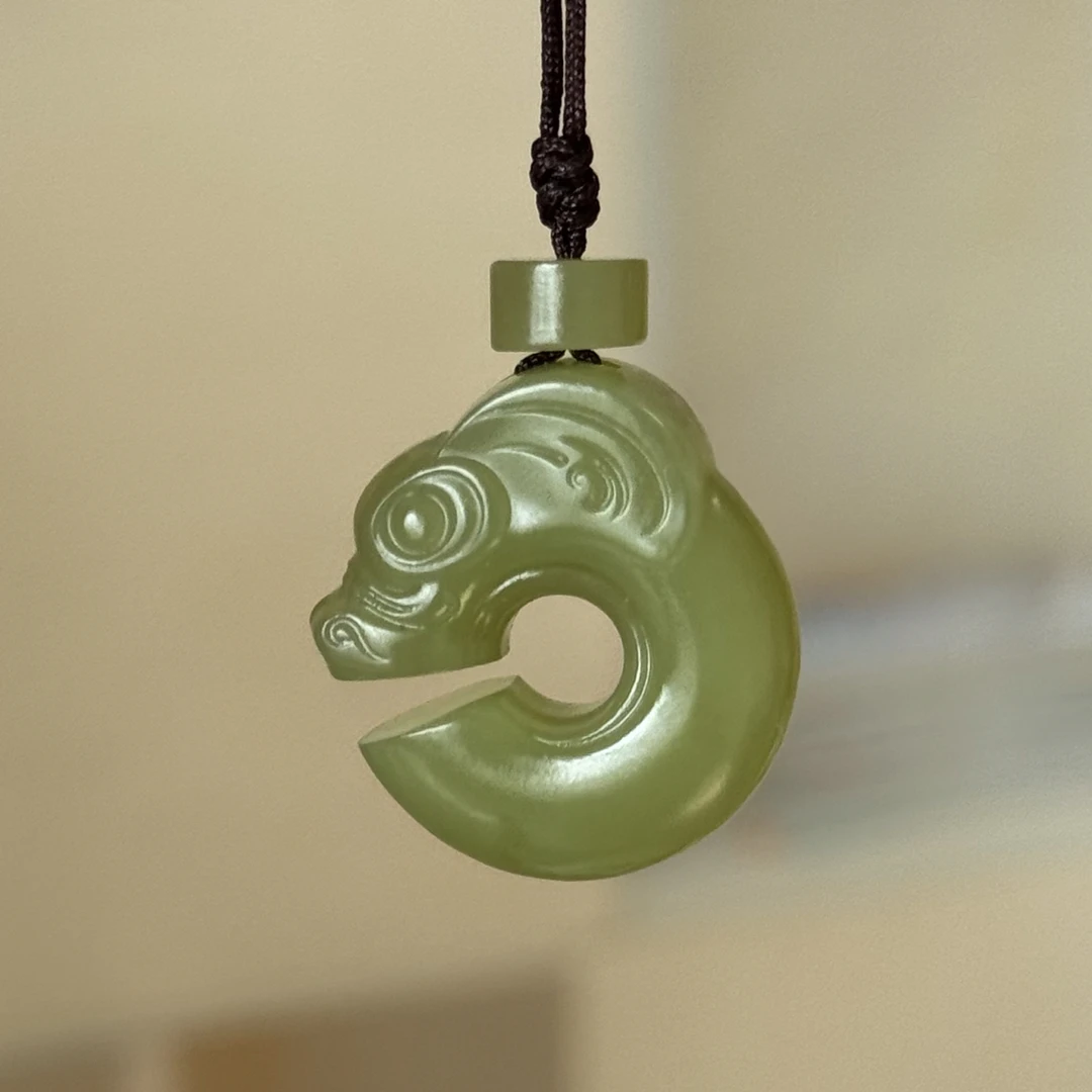 新疆若羌青黄口玉猪龙和田玉吊坠