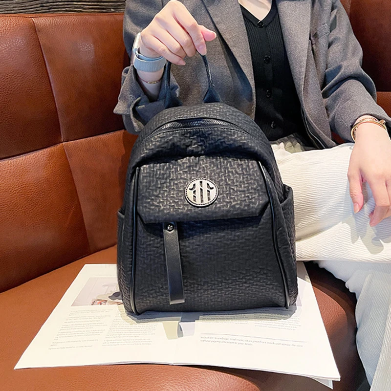 新款2025时尚简约高级感真皮双肩包女包洋气百搭流行背包旅行包潮