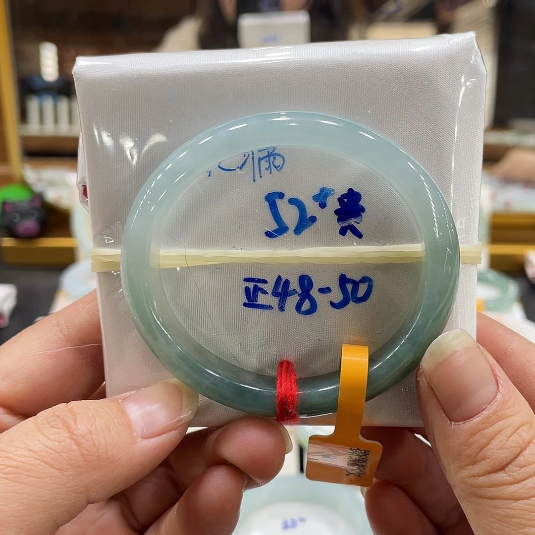 翡翠手镯未镶嵌翡翠