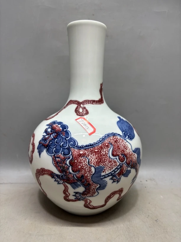 青花釉里红狮子戏绣球天球瓶