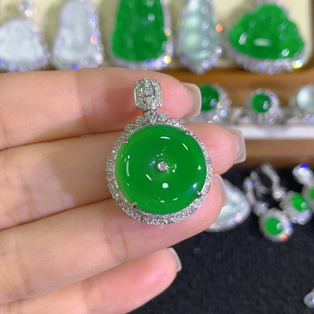 翡翠18K金镶嵌颈饰平安扣