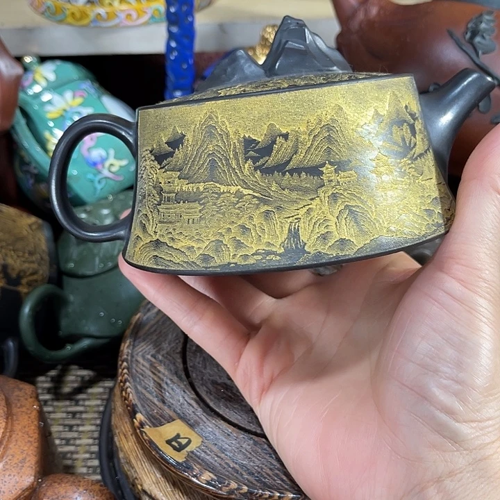 茶壶紫砂原矿泥料手工制作的一把紫砂壶。