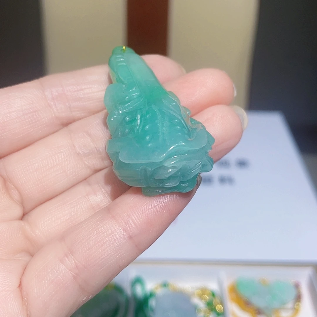 翡翠未镶嵌吊坠(赠链)