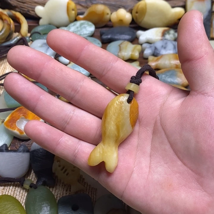 小***土蛇纹石玉未镶嵌颈饰