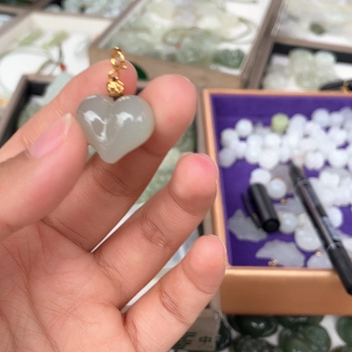 ****莓和田玉未镶嵌吊坠(不含链)约25屁桃（冰心）