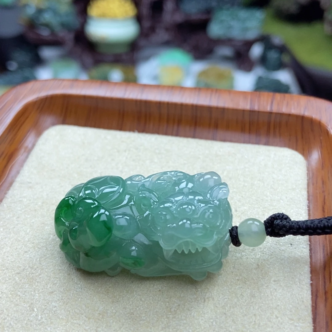 翡翠未镶嵌颈饰A6 辣绿霸王含珠貔貅