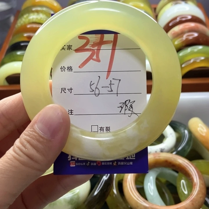 莫***。蛇纹石玉未镶嵌手镯