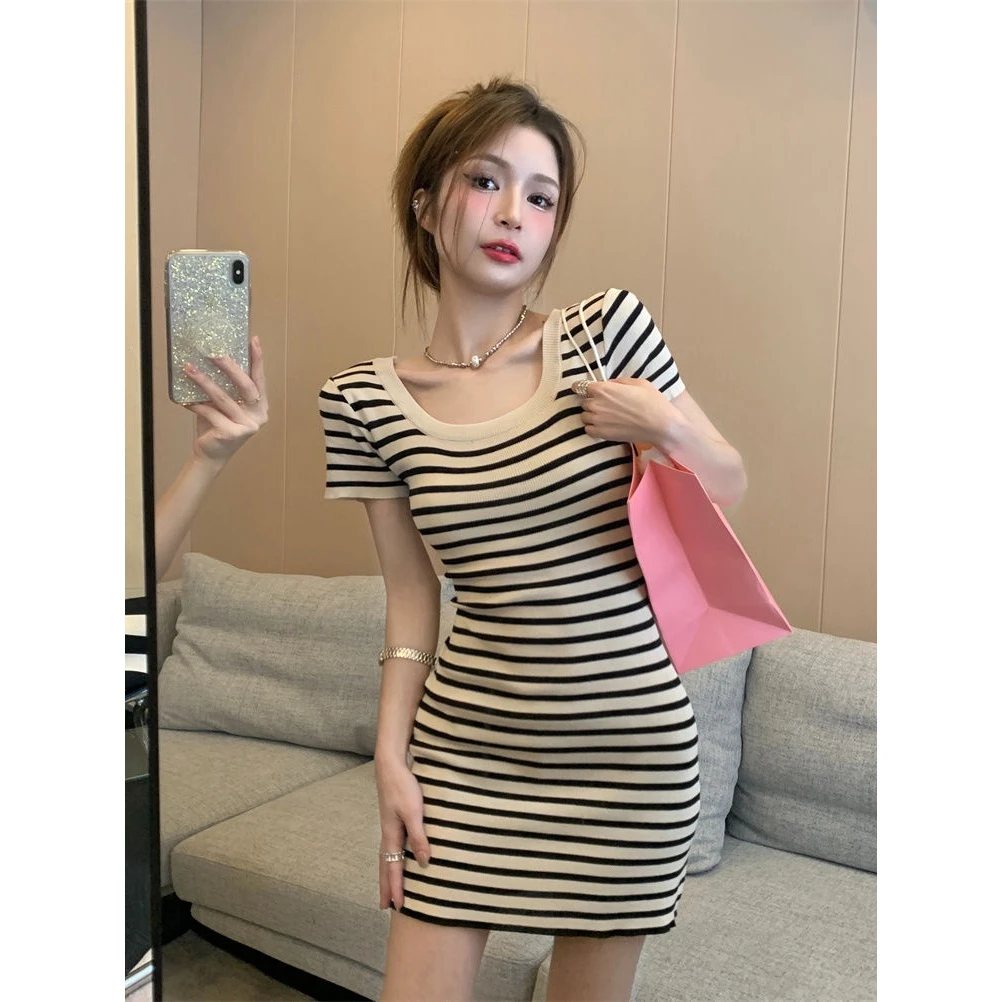 II辣妹条纹短袖连衣裙女夏新款气质方领收腰显瘦修身小个子包臀短