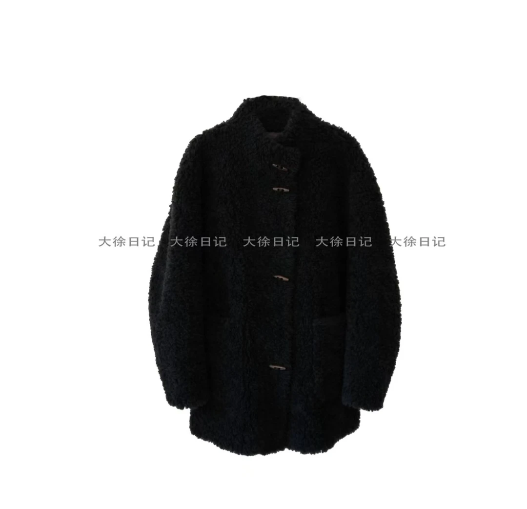 黑灰色牛角扣羊毛外套