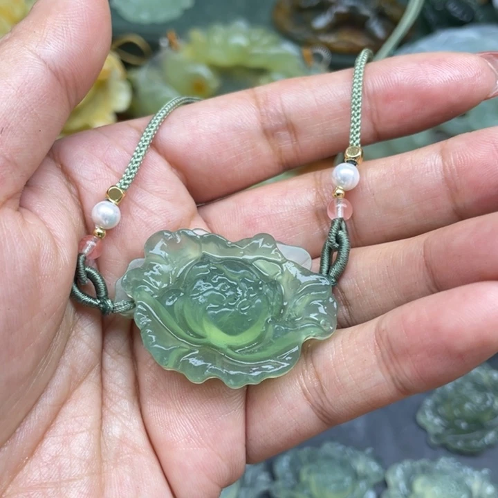 蛇纹石玉未镶嵌吊坠德****漆