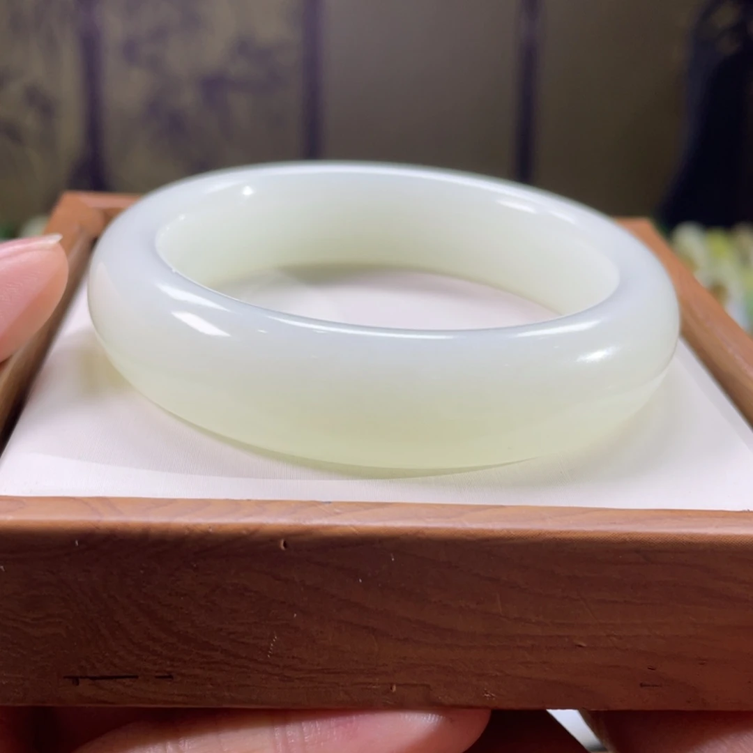 和田玉未镶嵌手镯56圈