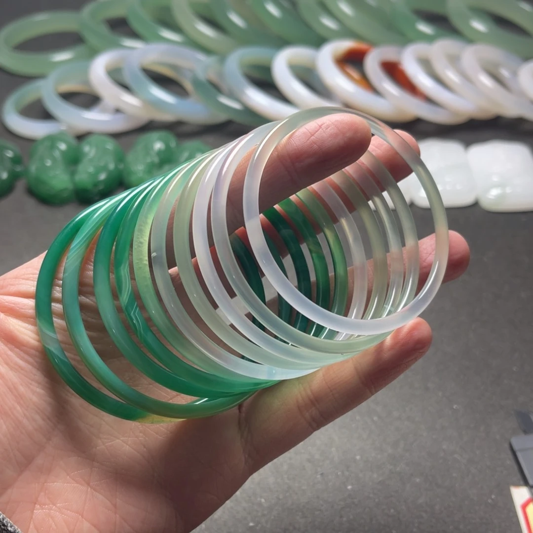 颈饰未镶嵌石英质玉温**我