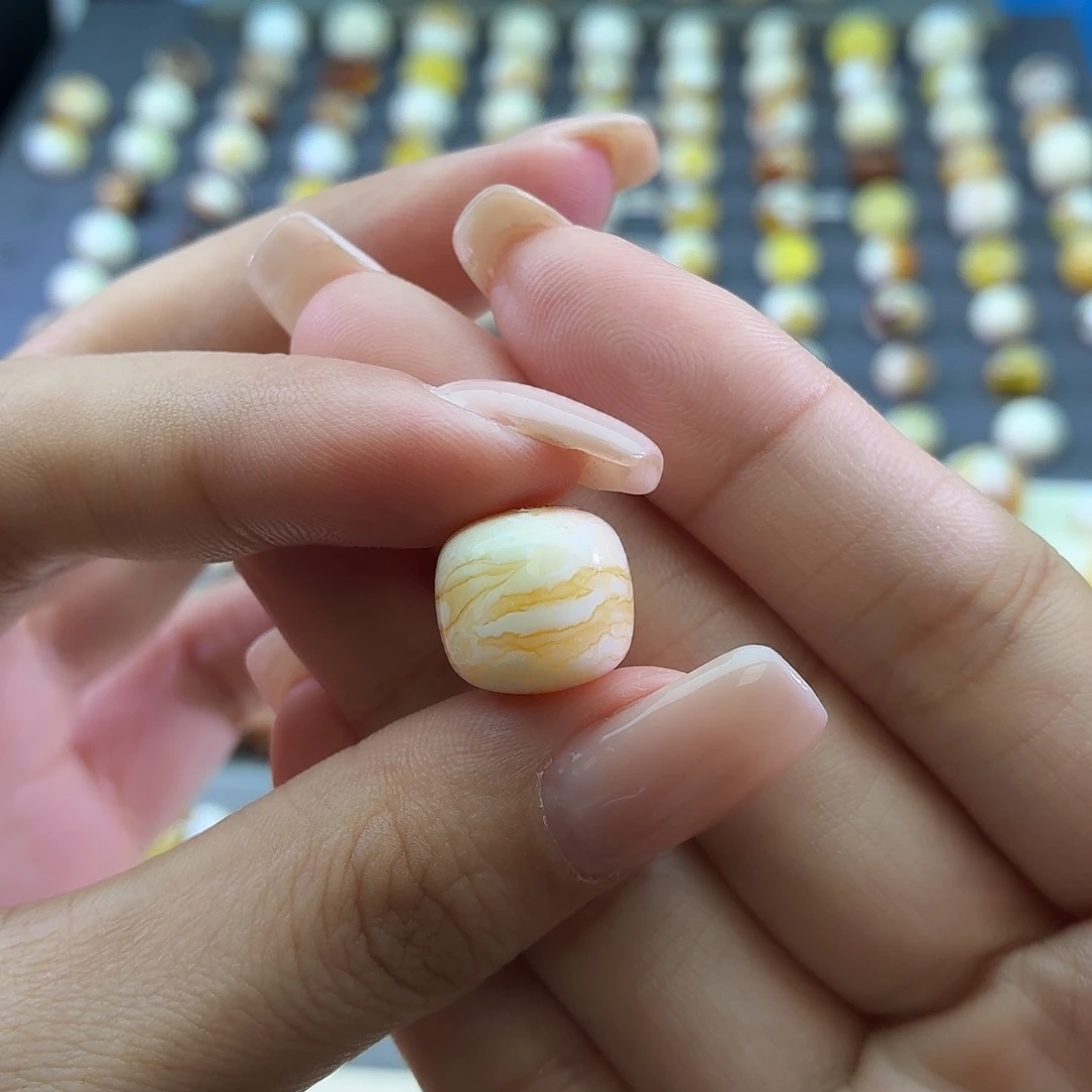 小****琥珀未镶嵌裸石13.7