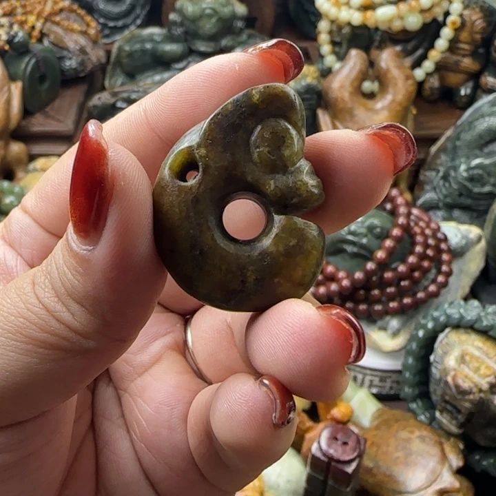 透闪石质玉未镶嵌珠宝奇石