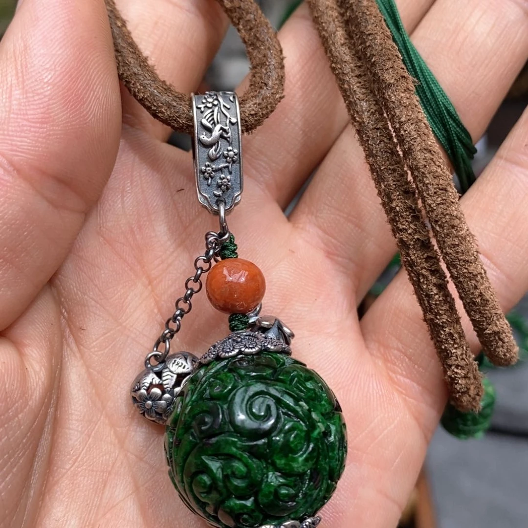 翡翠颈饰未镶嵌漂亮美眉