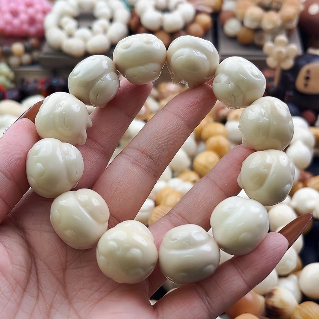 吊坠菩提根/象牙果玉兔微微瑕