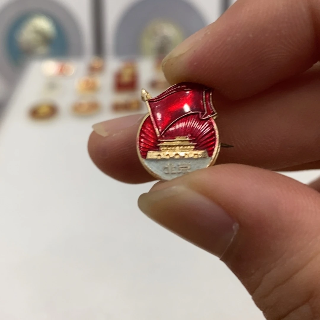 其他普通金属红色纪念章北京红旗