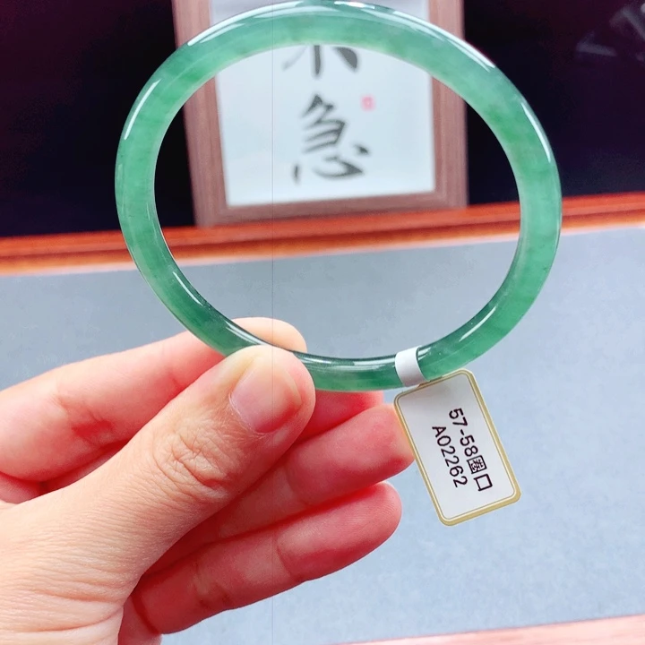 未镶嵌手镯翡翠圆镯